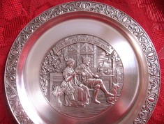 APLICA ZINC / FARFURIE DECORATIVA ZINC BMF GERMANIA CU CITAT ,, DUPA MUNCA E BUNA ODIHNA,, 21 CM