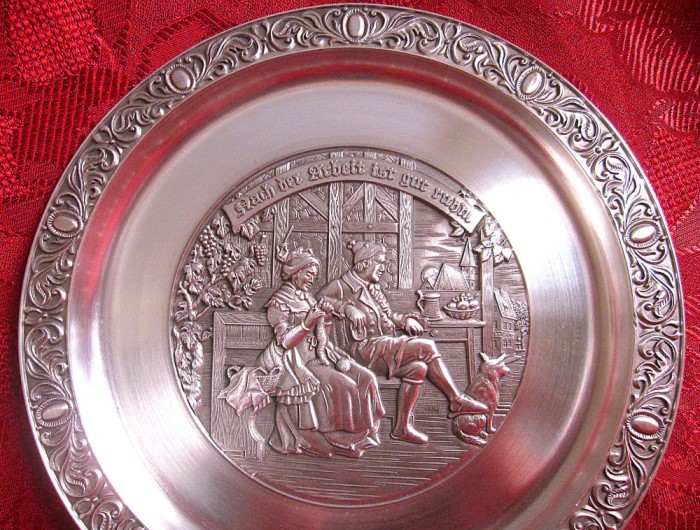 APLICA ZINC / FARFURIE DECORATIVA ZINC BMF GERMANIA CU CITAT ,, DUPA MUNCA E BUNA ODIHNA,, 21 CM
