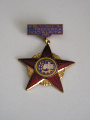 QW9 L 43 - Insigna - tematica comunism - Fruntas in intrecerea socialista - 1966 foto
