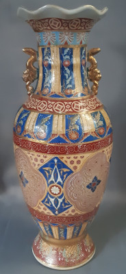 Vaza de podea din ceramica veche orientala foto