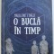O BUCLA IN TIMP de MADELEINE L &#039; ENGLE , 2015