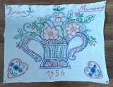 ** Peretar mic cusut de mana Bran Marioara 1956, imagine cu cos cu flori si inimioare