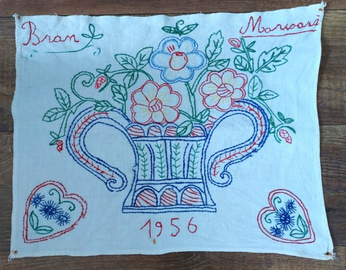 ** Peretar mic cusut de mana Bran Marioara 1956, imagine cu cos cu flori si inimioare