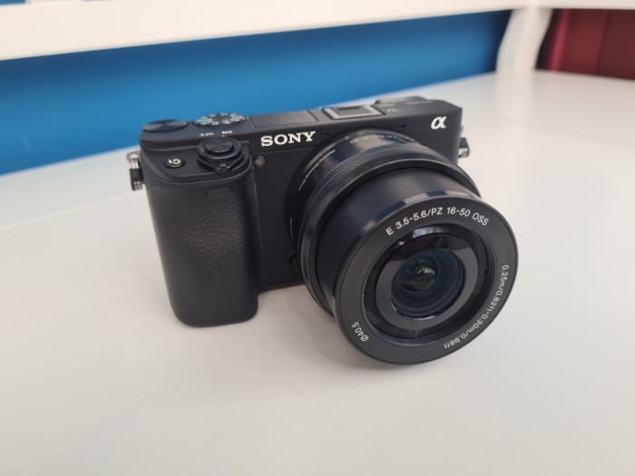 Vand Camera Mirrorless Sony A6400 (Alpha) 24.2 Mpx + Obiectiv 16-50mm + Husa + Baterie Dummy