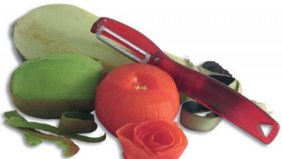 Dispozitiv pentru decojit fructe si legume cu lama mobila zimtata foto