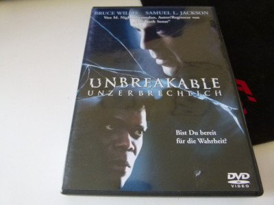 Unbreakable - Bruce Willis, Samuel L. Jackson - b34 foto