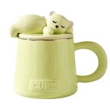 Cana cu capac din ceramica si lingurita Pufo Sleepy Bear pentru cafea sau ceai, 320 ml, verde