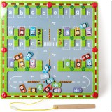 Labirint cu masini magnetice inscriptionate cu litere, parcheaza masina pe litera corecta cu pixul magnetic, 30x30x1.5cm