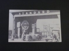 Stație de Benzină Standard Oil cu Automobile de Epocă - Carte Poștală Franța ,Necirculată