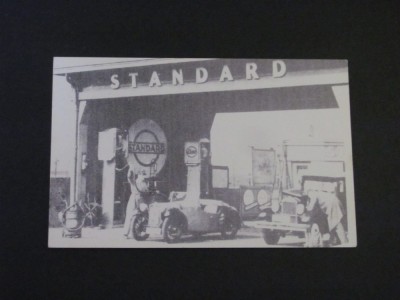 Stație de Benzină Standard Oil cu Automobile de Epocă - Carte Poștală Franța ,Necirculată foto