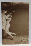 TANARA NUD , CU CAPUL PE PERNA , CARTE POSTALA ILUSTRATA , INCEPUT DE SEC. XX