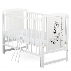 Patut din lemn Timmi BabyNeeds Girafa 120x60 cm cu laterala culisanta Alb