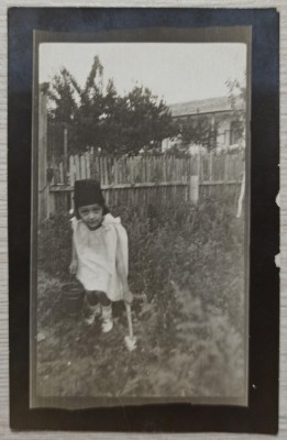 Fetita jucandu-se, Techirghiol 1921// foto tip CP foto