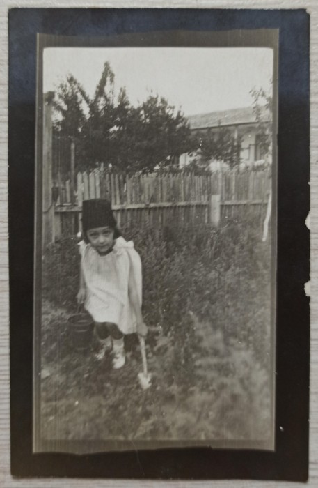 Fetita jucandu-se, Techirghiol 1921// foto tip CP
