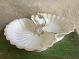 Platou / Patera dubla din portelan in forma de scoica cu maner central decorativ / mijlocul sec XX !