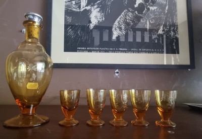 Flacon de bauturi fine cu dop de argint marcat, impreuna cu 5 pahare, cristal galben, perioada interbelica foto
