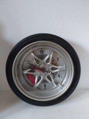 Ceas de perete in forma de roata, functional, pe baterie AA, 35cm diametru, cauciuc adevarat, pasionati auto