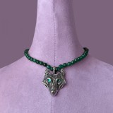 Colier masiv la baza gatului din jad verde cu pandantiv lup argintiu