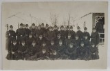 MILITARI LA TERMEN REDUS CU OFITERUL COMANDANT , FOTOGRAFIE DE GRUP CU ARMELE DIN DOTARE , IARNA , CARTE POSTALA , PERIOADA INTERBELICA