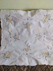 Față de masă broderie model floral și panglici foto