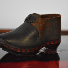 Papuc vechi de colectie din piele, metal si talpa de lemn - 14 cm lungime