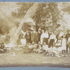 FOTOGRAFIE DE GRUP , NELOCALIZATA , LIPITA PE CARTON , MONOCROMA , CCA. 1900