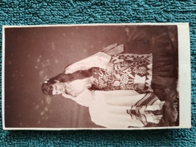 fotografie exceptionala anul 1878 , doamna in vesmant cu fir de argint . Pe verso inscrisuri olografe foto