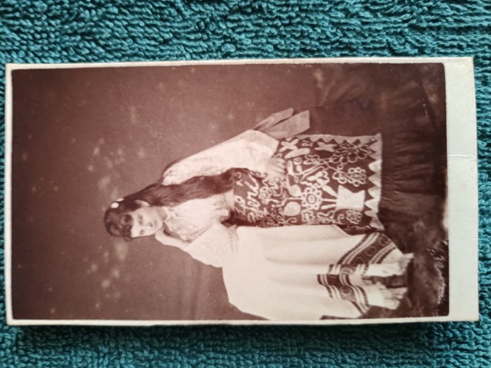 fotografie exceptionala anul 1878 , doamna in vesmant cu fir de argint . Pe verso inscrisuri olografe