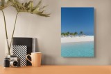 Tablou Canvas, "Refugiul paradisului tropical sub palmieri", Apă, Albastru, Nisip, Palmieri, Cer, Relaxare, Soare, Vacanță, Paradis, Tropical, 26 x 39