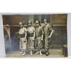 PATRU TINERE IN COSTUME DE EPOCA , FOTOGRAFIE MONOCROMA , DATATA 1926