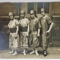 PATRU TINERE IN COSTUME DE EPOCA , FOTOGRAFIE MONOCROMA , DATATA 1926