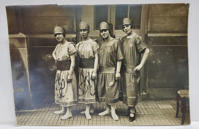 PATRU TINERE IN COSTUME DE EPOCA , FOTOGRAFIE MONOCROMA , DATATA 1926 foto