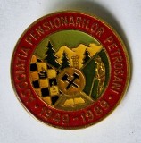 Minerit, drumetie, relaxare, varianta de culoare, insigna perioada socialista