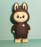 Breloc Labubu 7 cm cauciuc z&acirc;mbet ....irezistibil, fără sistem de prindere gen lănțișor, carabină etc. stabil biped Pop Mart elf zoomorf Kasing Lung Q