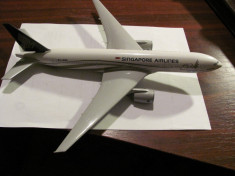 Avion macheta &amp;quot;SINGAPORE Airlines 50 Anniversary 1947 - 97&amp;quot; lipsa picior sprijin foto