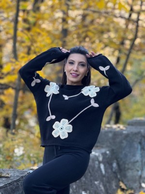 Bluza dama neagra cu aplicatii flori crosetate foto