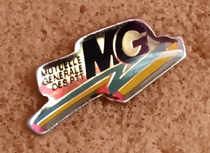QW9 K 12 - insigna - tematica reclama - Mutuelle generale des PTT