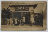 ' FRIZERIA TINERIMEI - COAFOR DE DOAMNE , FRIZERIE DE DOMNI ' , FOTOGRAFIE DE GRUP CU PERSONALUL IN FATA CLADIRII , , FORMAT CARTE POSTALA , INTERBEL