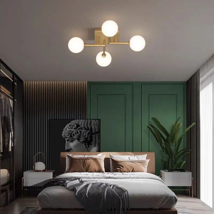 Lustra aurie cu globuri albe din sticla, dulie E27, dimensiune 54x54x18 cm