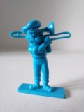 Figurina plastic vintage Kelloggs, 1987, albastru 5cm, instrumentist fanfara