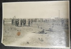 Fotografie tip carte postala, necirculata, militari la pregatire pentru lupta, perioada interbelica