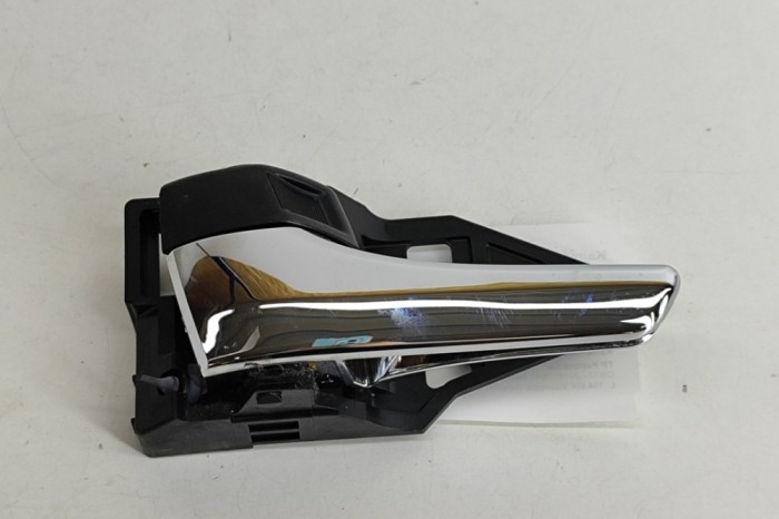 M&acirc;ner de deschidere interior st&acirc;nga față TOYOTA RAV 4 IV _A4_ 2017 OEM: 69206-33121 25424332