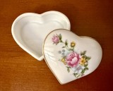 CASETA MICA DIN PORTELAN- DECOR CU FLORI
