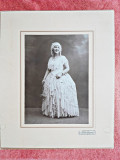 Fotografie pe carton, femeie cu peruca, perioada interbelica