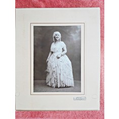 Fotografie pe carton, femeie cu peruca, perioada interbelica
