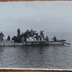Fotografie militara , Soldati romani navigand pe Limanul Nistrului , 1941