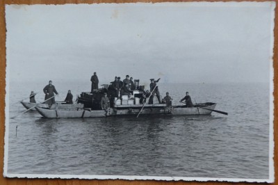 Fotografie originala militara, Soldati romani navigand pe Limanul Nistrului, 1941 foto