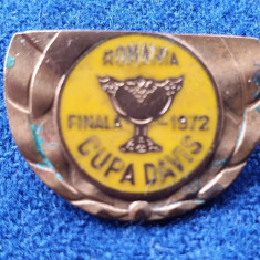 Insigna sport Tenis - CUPA DAVIS - FINALA 1972, varianta alama - culoare galben