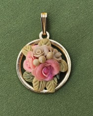 PANDANTIV VINTAGE DIN METAL AURIU CU MODEL FLORAL DIN PORȚELAN LUCRAT MANUAL