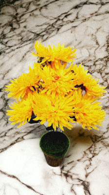Floare artificială crizantemă galbenă foto